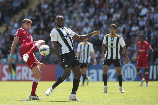 Facundo Cáseres num lance em que leva a melhor sobre Tagueu