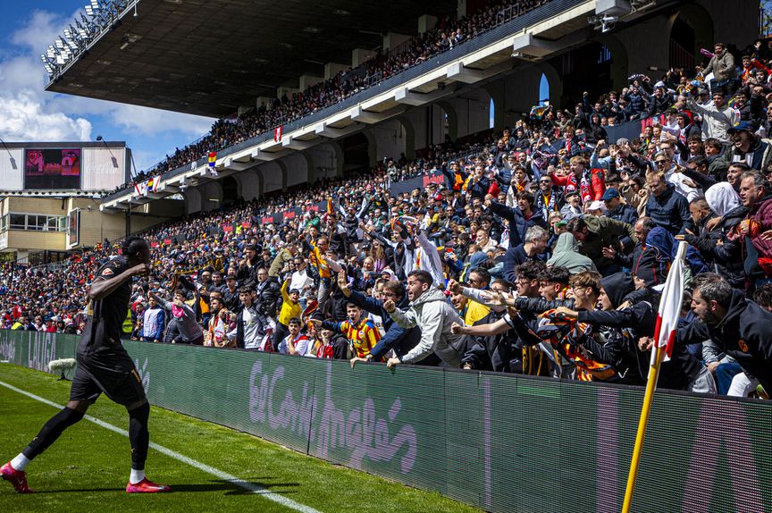 Umar Sadiq celebra golo marcado ao Rayo Vallecano com os adeptos do Valência
