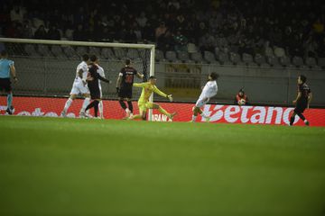Trubin foi uma muralha para o Benfica no castelo: veja estas defesas (vídeos)