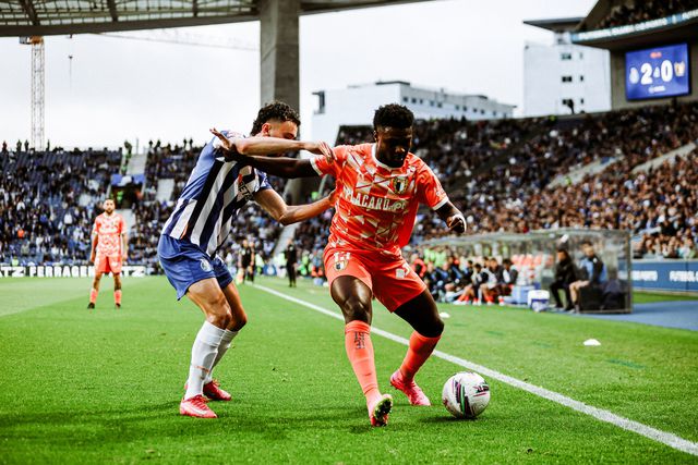 Jovem lateral-esquerdo é alvo de rasgados elogios do seu antigo treinador no Petro de Luanda (Foto: Famalicão)