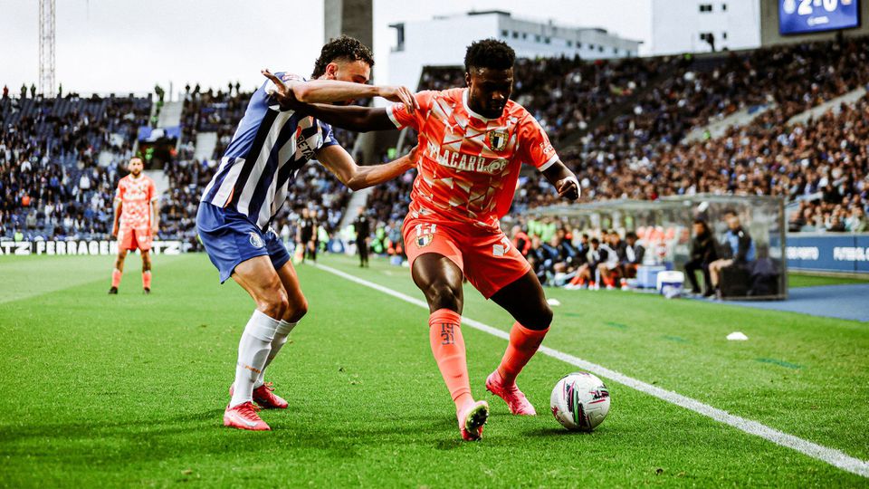 Jovem lateral-esquerdo é alvo de rasgados elogios do seu antigo treinador no Petro de Luanda (Foto: Famalicão)
