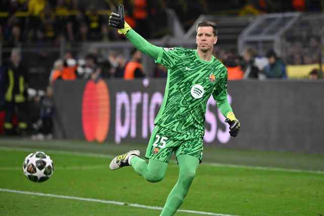 Wojciech Szczesny passa a bola durante o jogo com o Dortmund