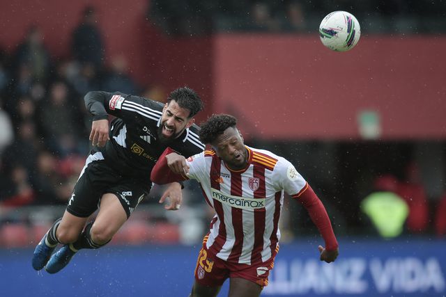 Goulart e Zé Luís disputam a bola no Aves-Casa Pia