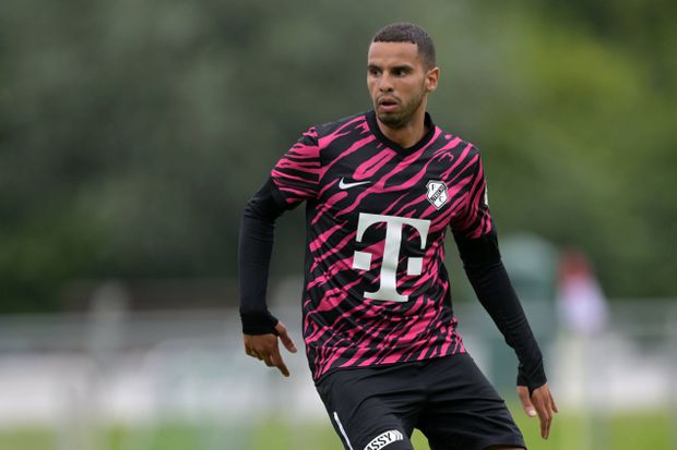 Médio neerlandês Adam Maher em ação pelo Utrecht