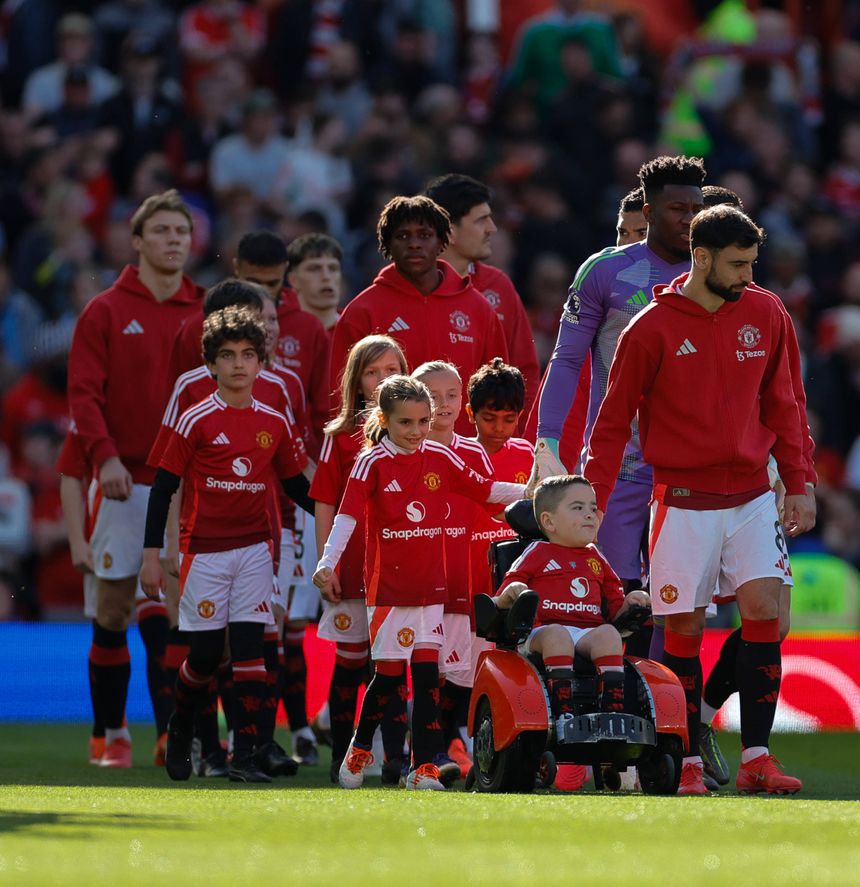 Bruno Fernandes entra em campo de mão dada com o jovem adepto Bobby Moore
