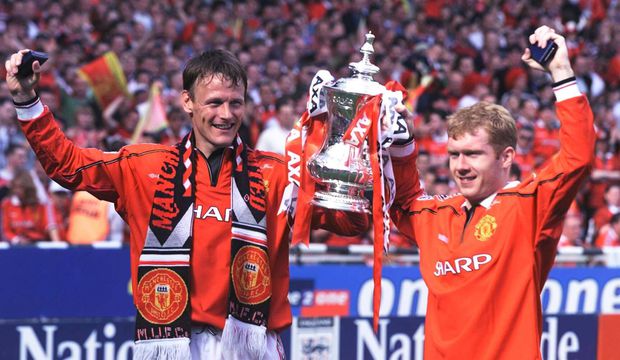 Teddy Sheringham ao lado de Paul Scholes após a conquista da Taça de Inglaterra de 1999