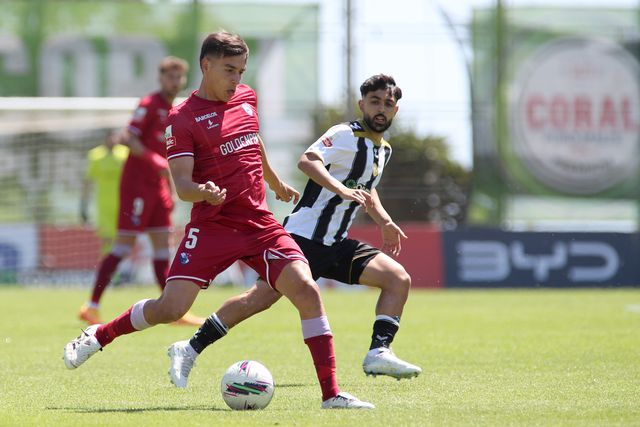 Facundo Cáseres na condução da bola com Luís Esteves, capitão do Nacional a acompanhar