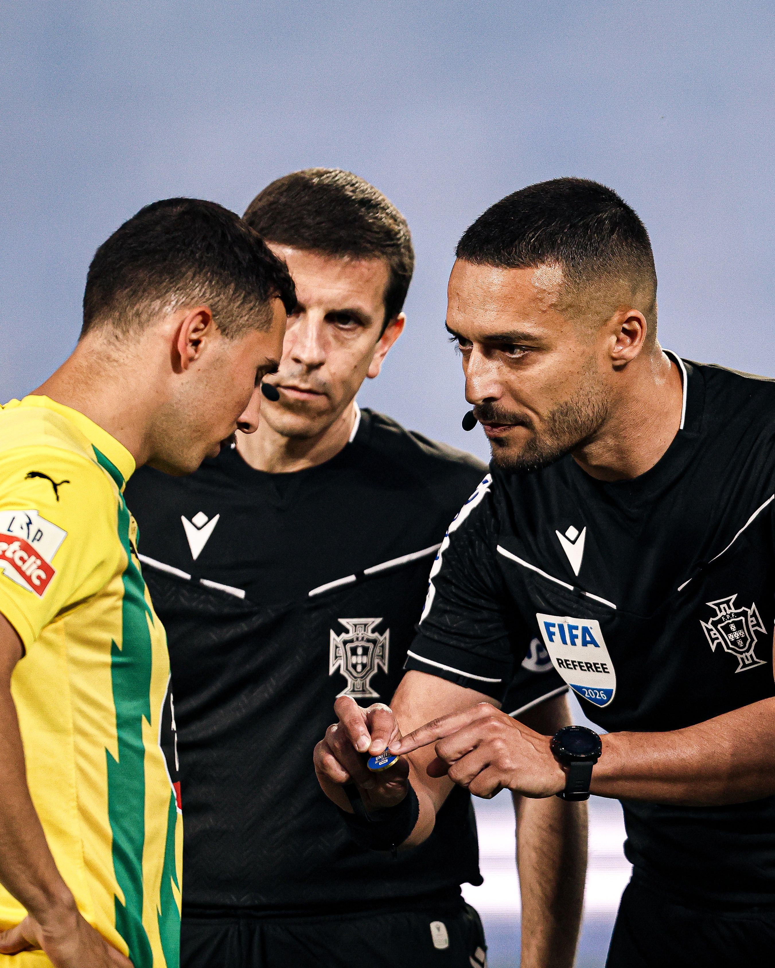 Cláudio Pereira, árbitro da partida, com Tiago Manso, capitão do Tondela - Foto: LIGA PORTUGAL