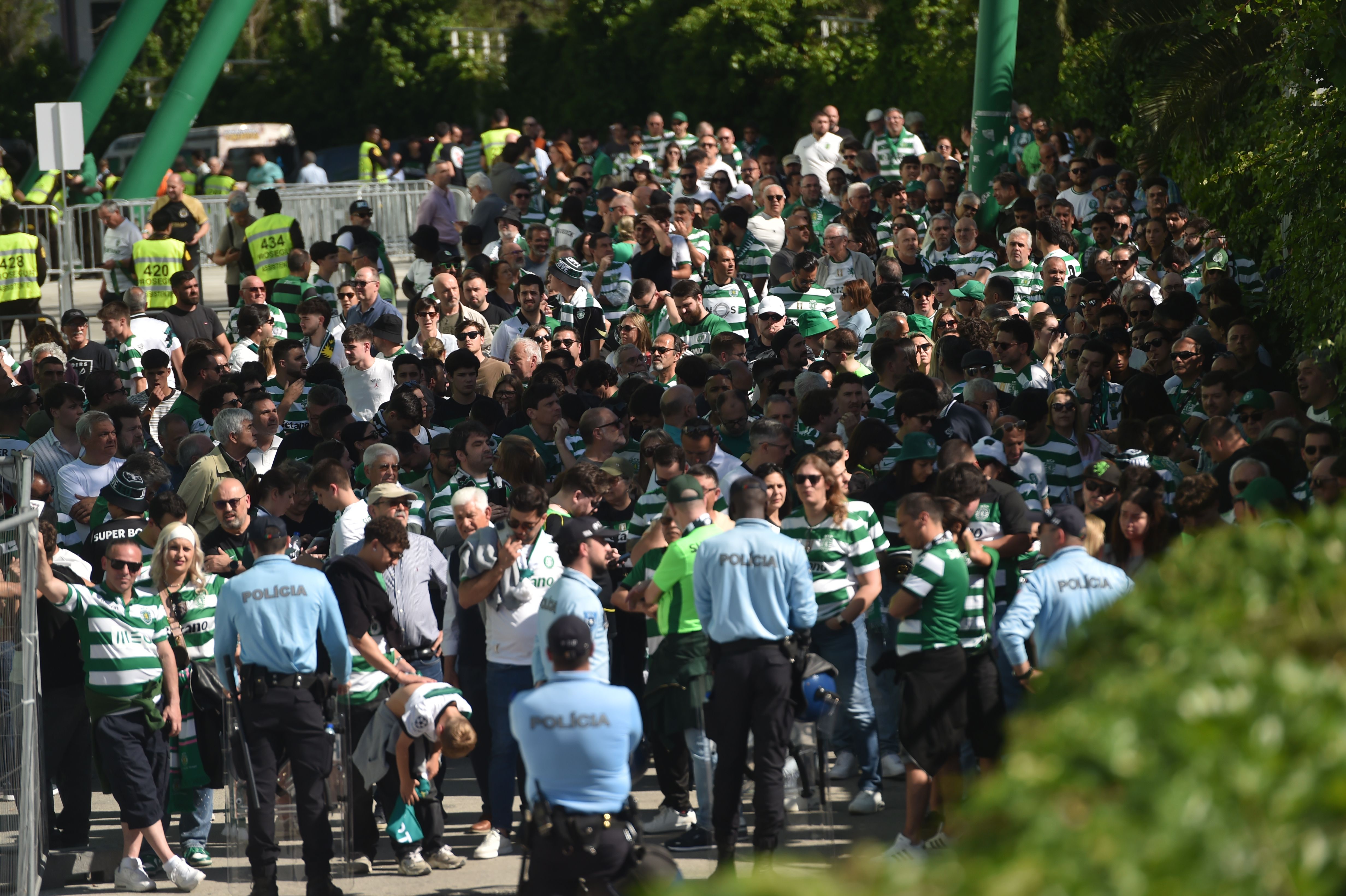 Adeptos do Sporting esperam pela chegada da equipa a Alvalade - Foto: Miguel Nunes