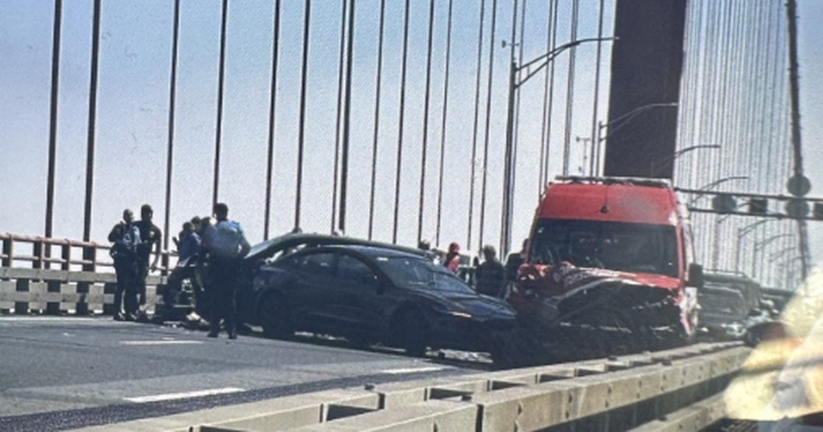 Acidente com vários carros provoca o caos e corta o trânsito na Ponte 25 de Abril
