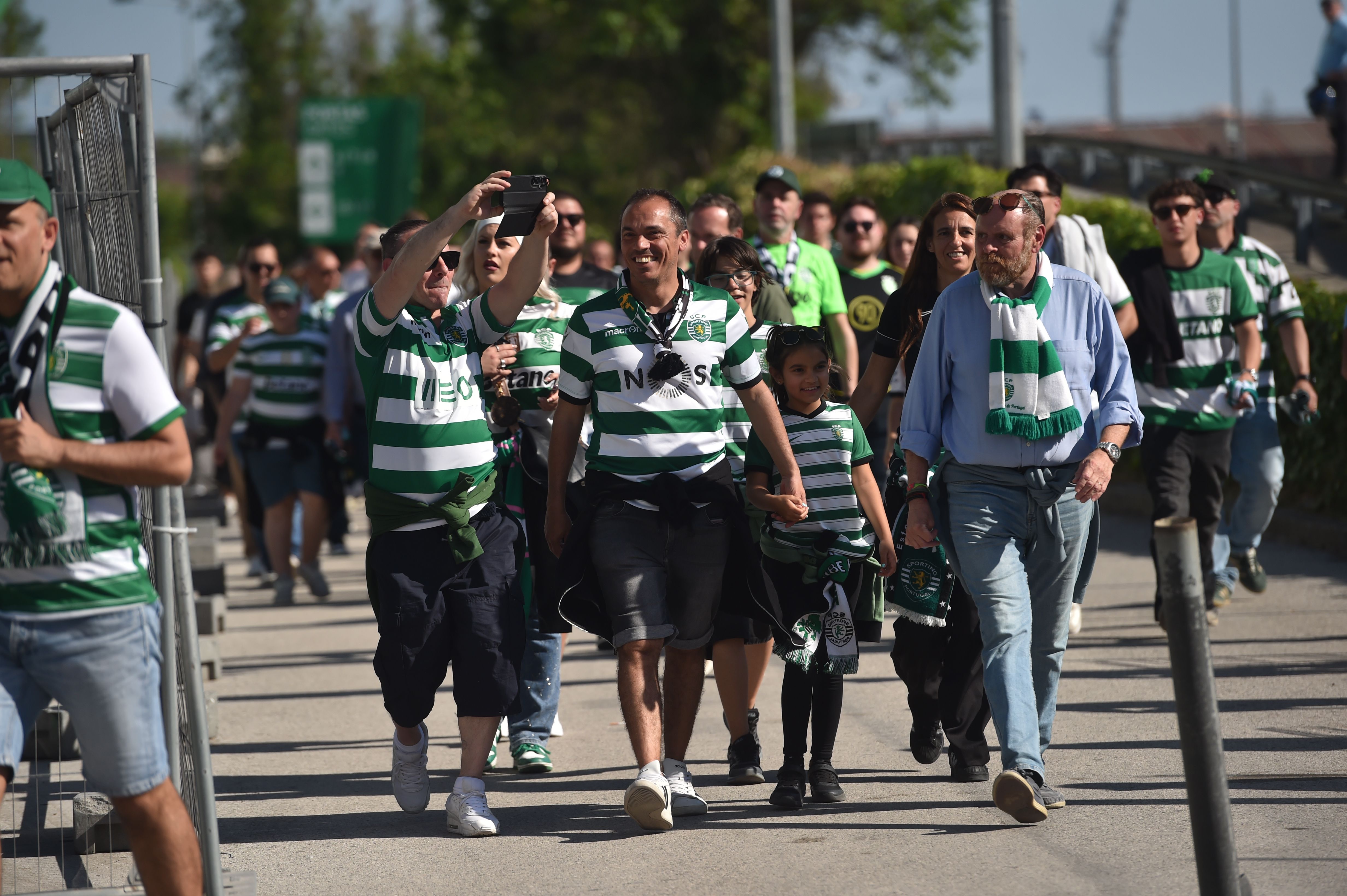 Adeptos no Sporting nas imediações do estádio - Foto: Miguel Nunes