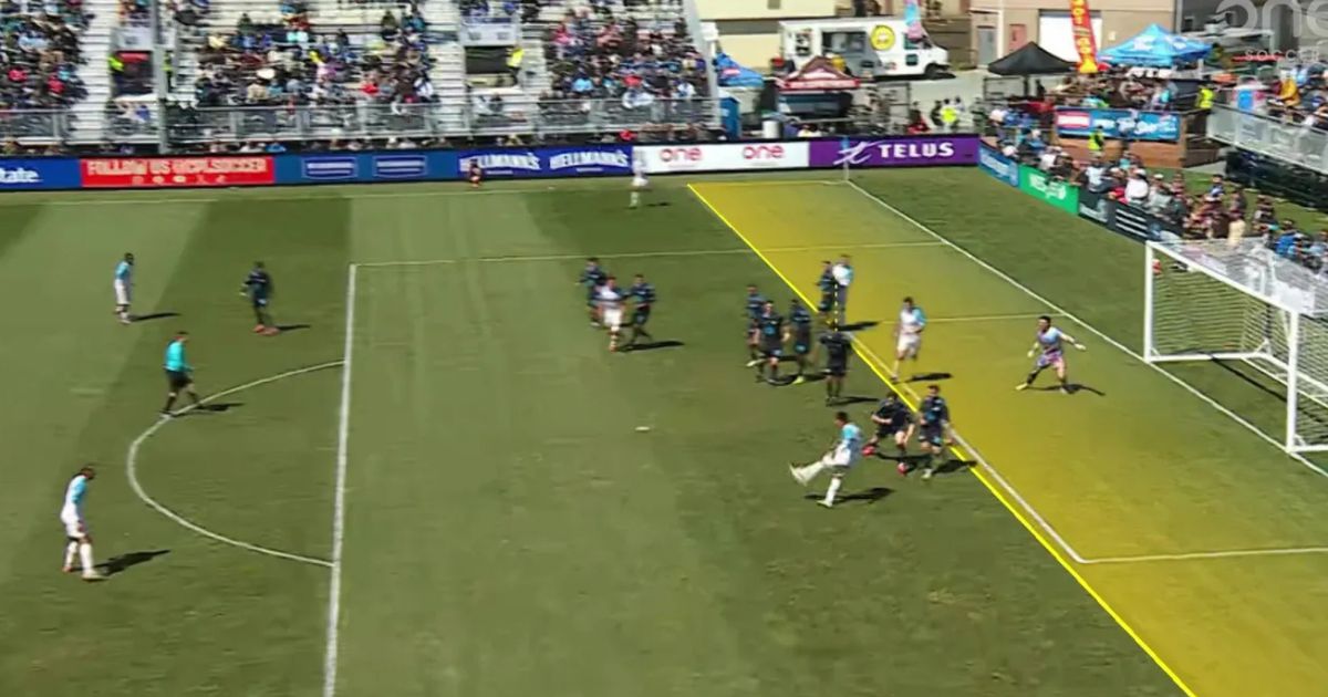 VÍDEO: fora de jogo óbvio? Não! Eis o primeiro golo validado pela 'lei Wenger'