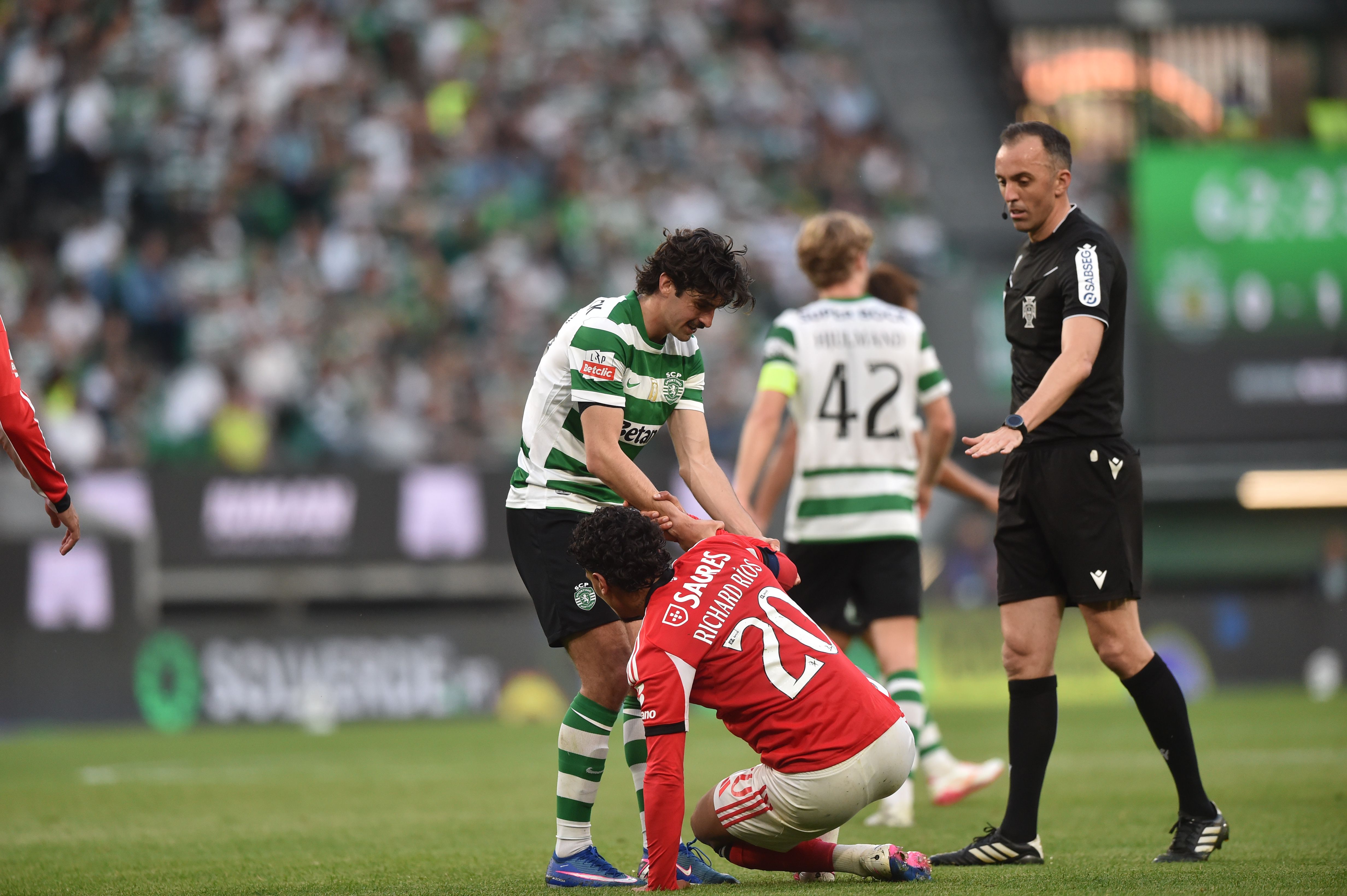 Trincão ajuda Ríos a levantar-se - Foto: Miguel Nunes