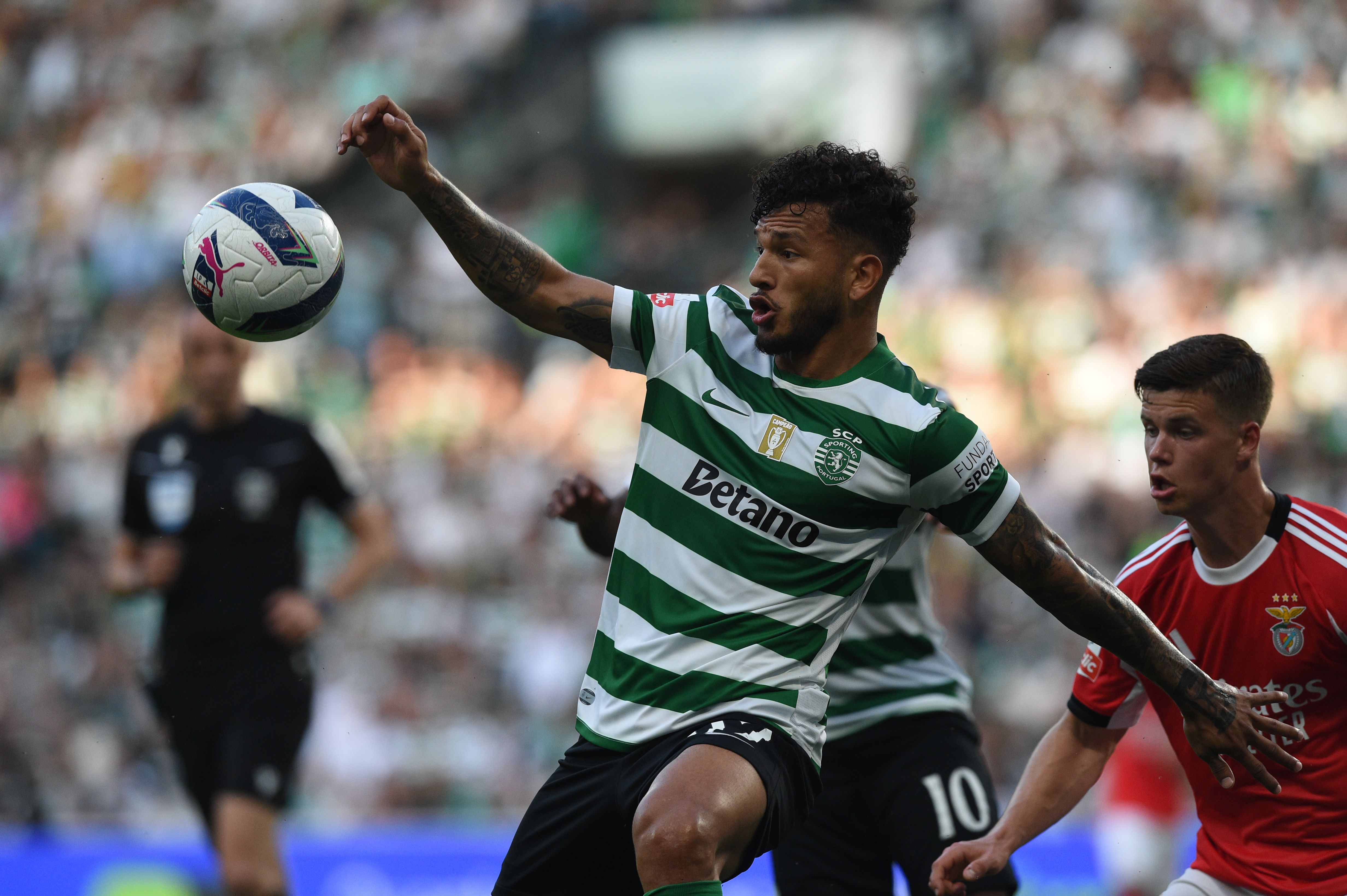 Luis Suárez tenta o remate - Foto: Sérgio Miguel Santos