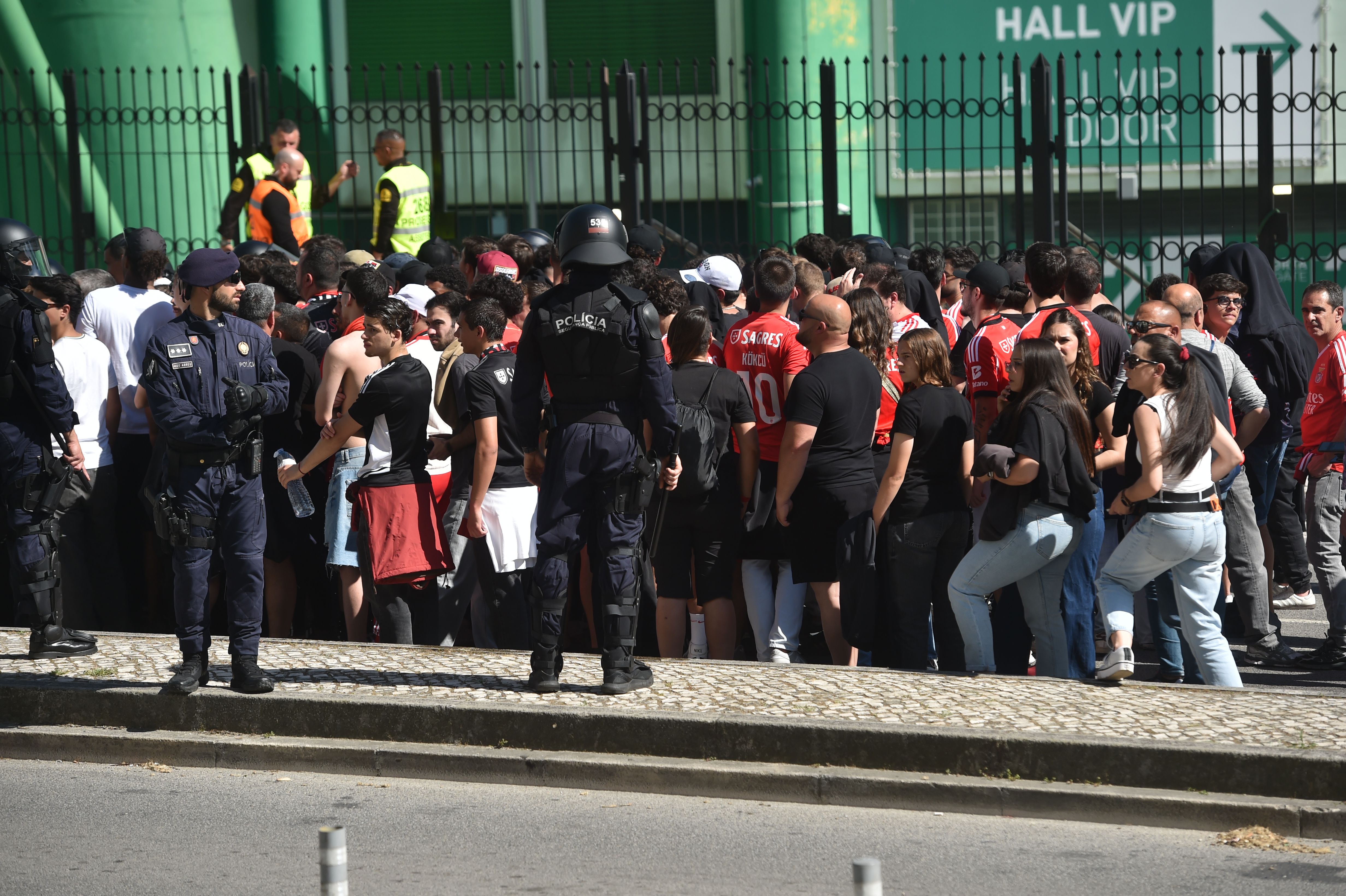 Polícia controla a chegada dos adeptos do Benfica ao Estádio de Alvalade - Foto: Miguel Nunes