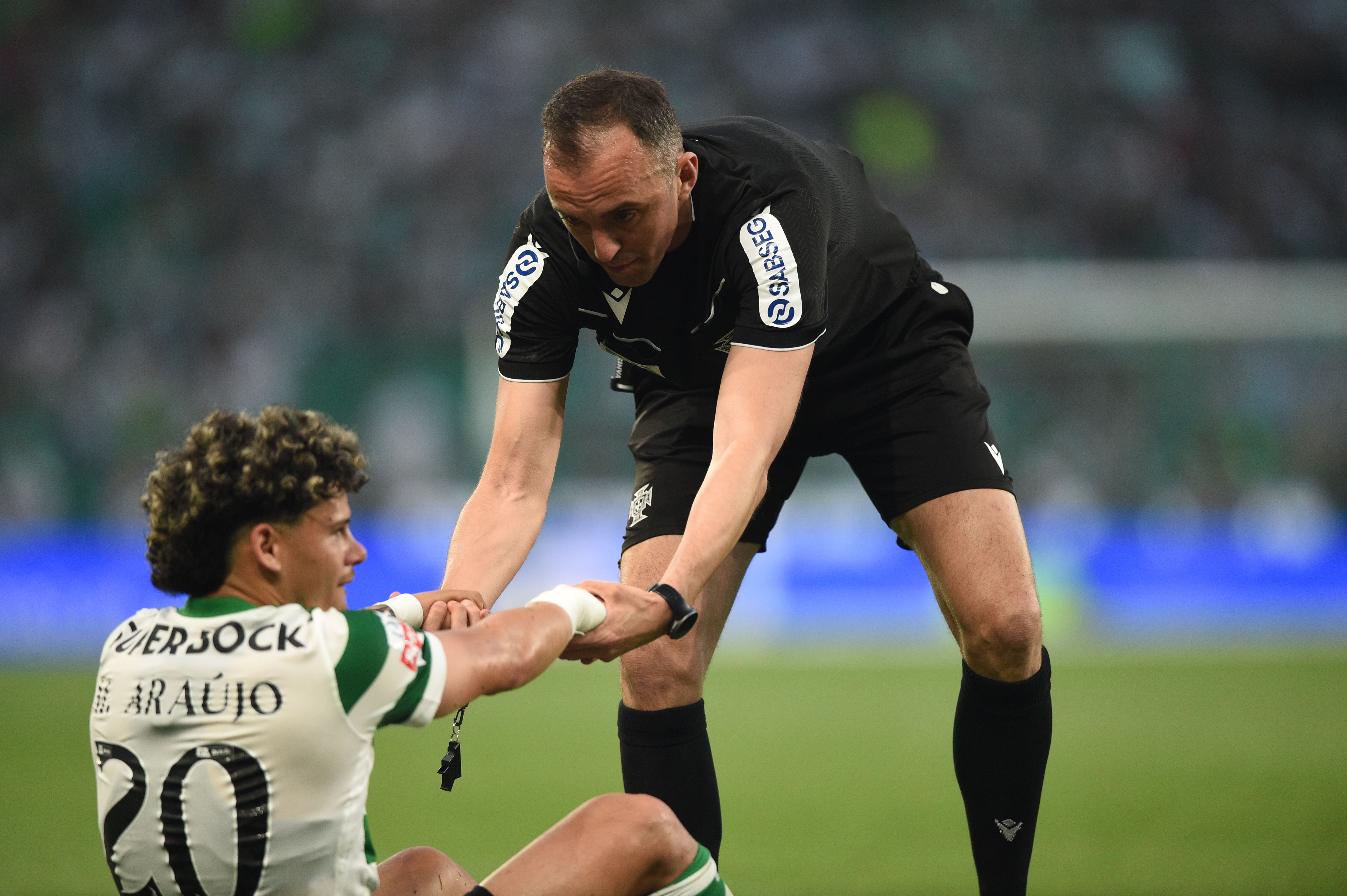 Penálti de Suárez deveria ser repetido? A análise à arbitragem do Sporting-Benfica