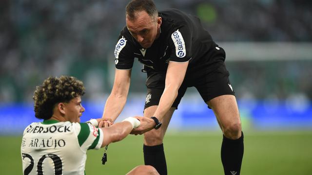 João Pinheiro levanta Maxi Araújo no dérbi entre Sporting e Benfica em Alvalade — Foto: Sérgio Miguel Santos