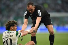 João Pinheiro levanta Maxi Araújo no dérbi entre Sporting e Benfica em Alvalade — Foto: Sérgio Miguel Santos