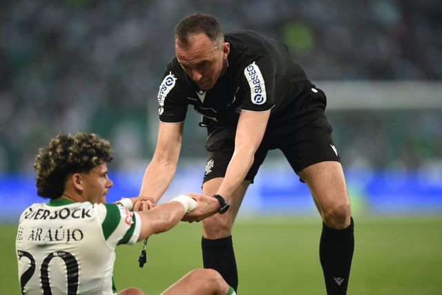 João Pinheiro levanta Maxi Araújo no dérbi entre Sporting e Benfica em Alvalade — Foto: Sérgio Miguel Santos
