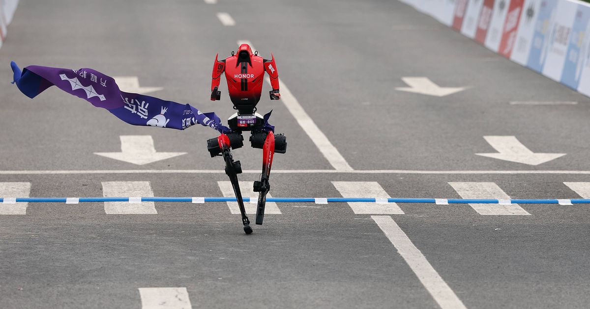 Fotos: Robô bate recorde mundial humano em meia-maratona especial em Pequim