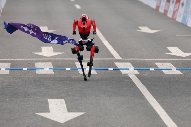 Fotos: Robô bate recorde mundial humano em meia-maratona especial em Pequim