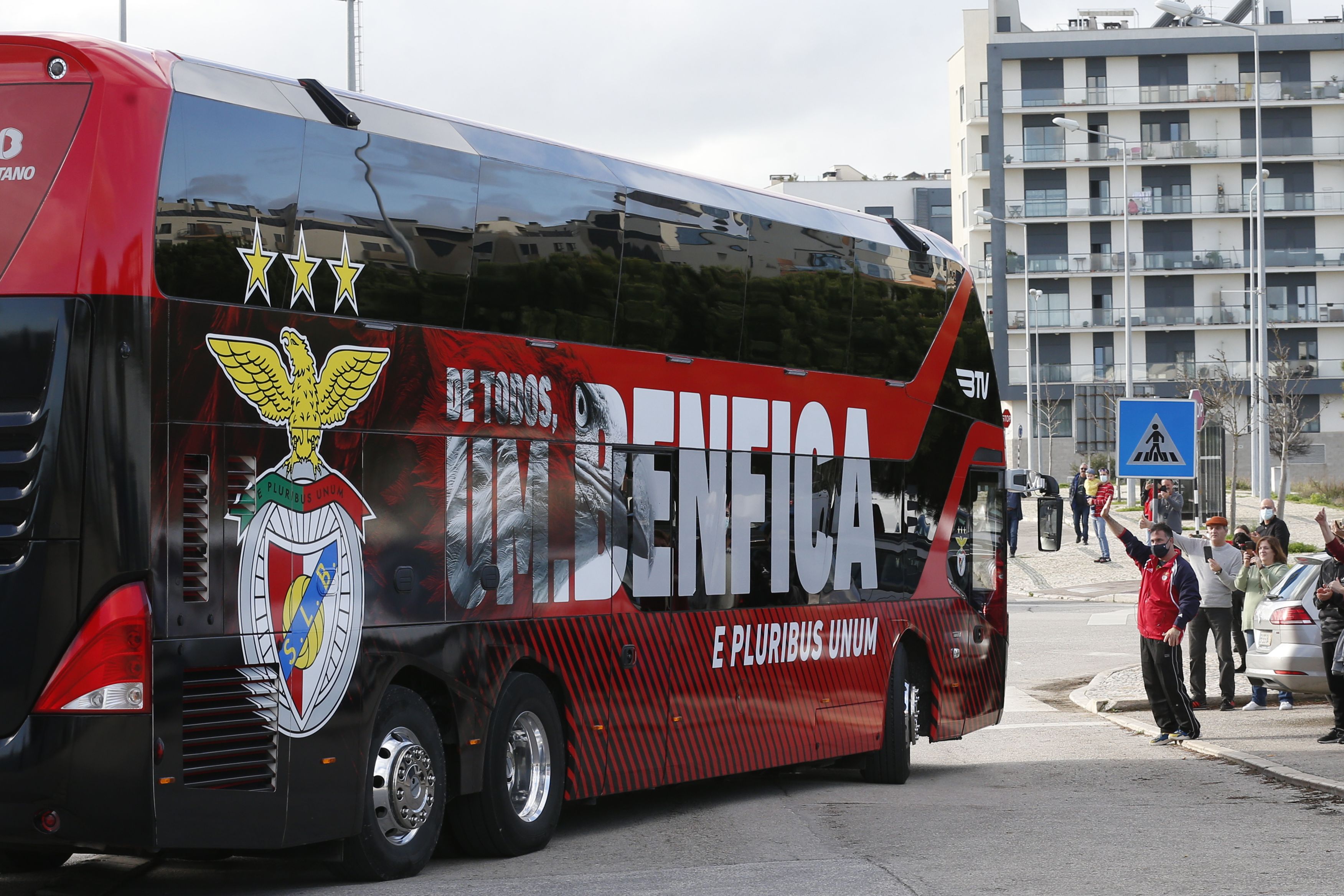 Benfiquistas apoiaram a equipa no Seixal — Foto: Rui Raimundo