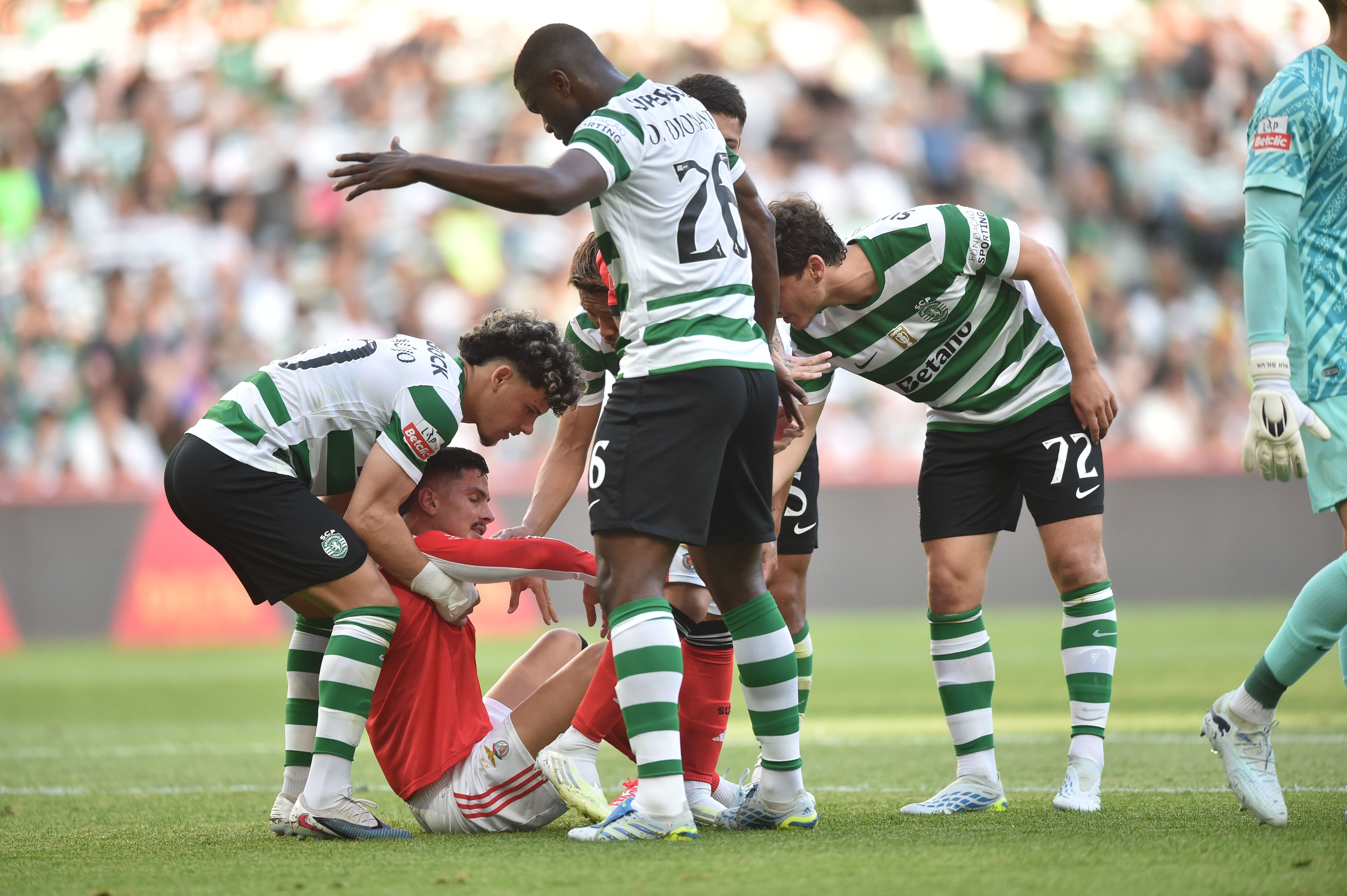 Jogadores do Sporting rodeiam Ivanovic - Foto: Miguel Nunes
