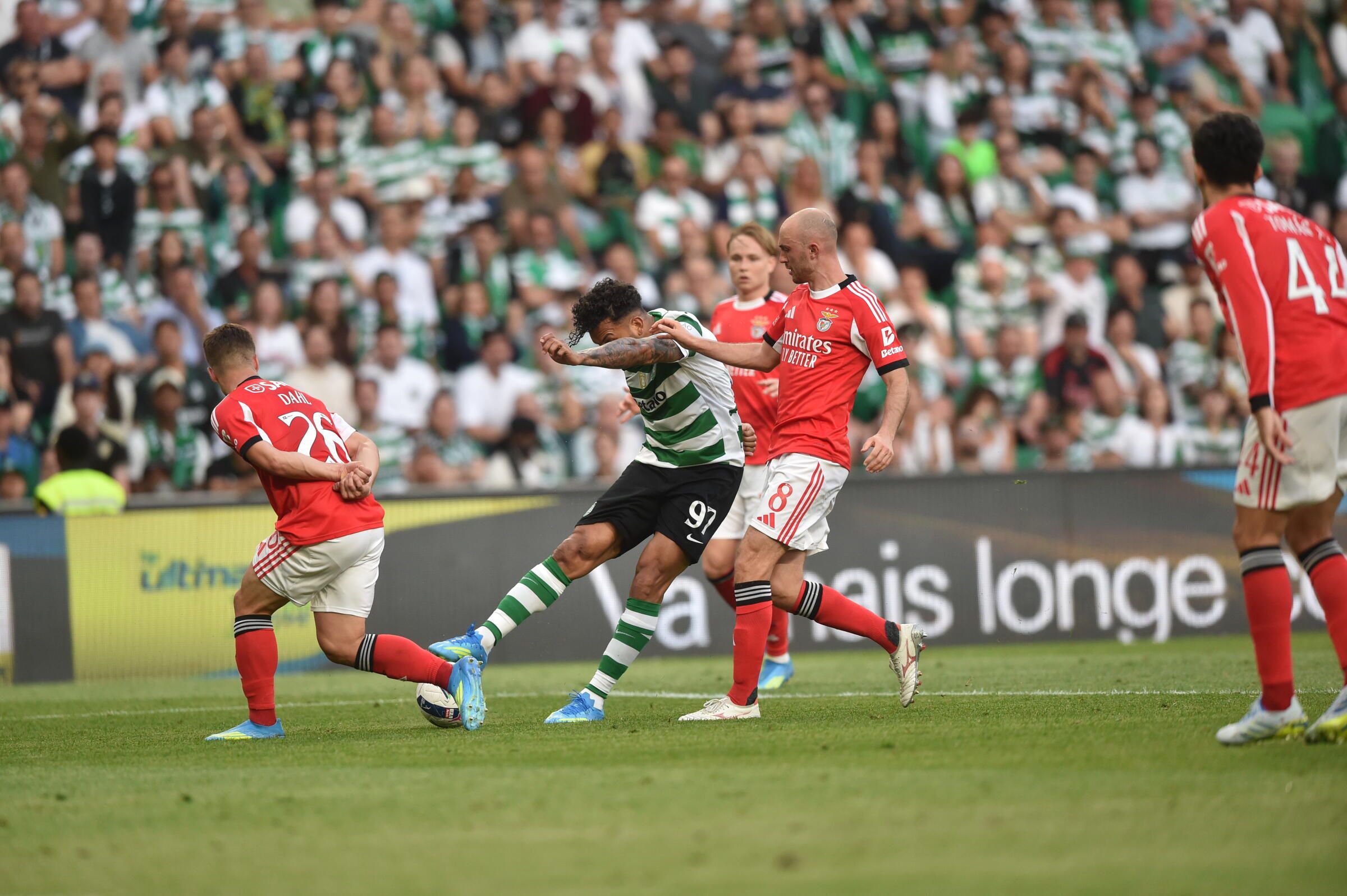 Suárez remata perante a oposição de Dahl - Foto: Miguel Nunes