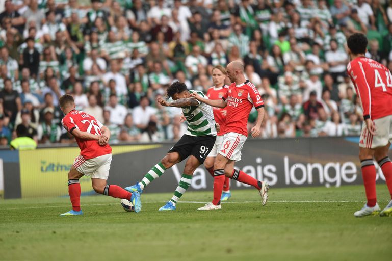 Suárez remata perante a oposição de Dahl - Foto: Miguel Nunes