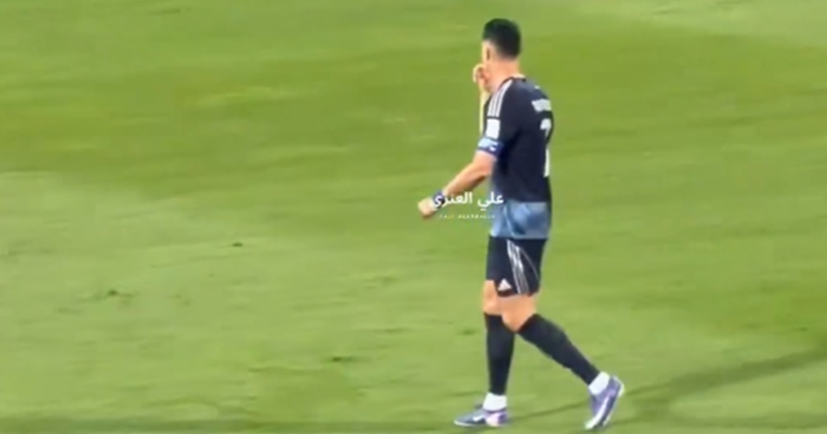 Adeptos cantam por Messi e Ronaldo reage assim...