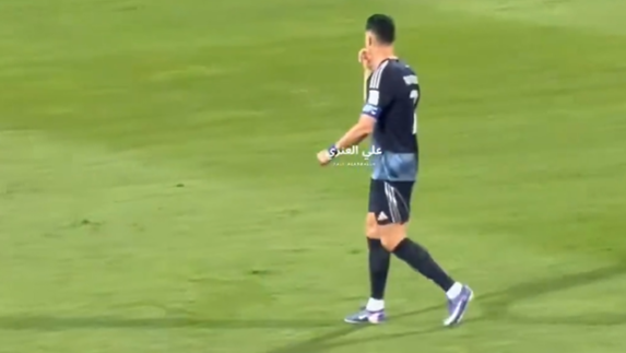 Adeptos cantam por Messi e Ronaldo reage assim...