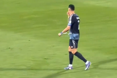 Adeptos cantam por Messi e Ronaldo reage assim...