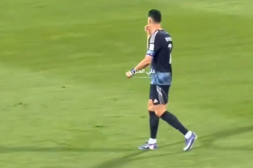 Adeptos cantam por Messi e Ronaldo reage assim...