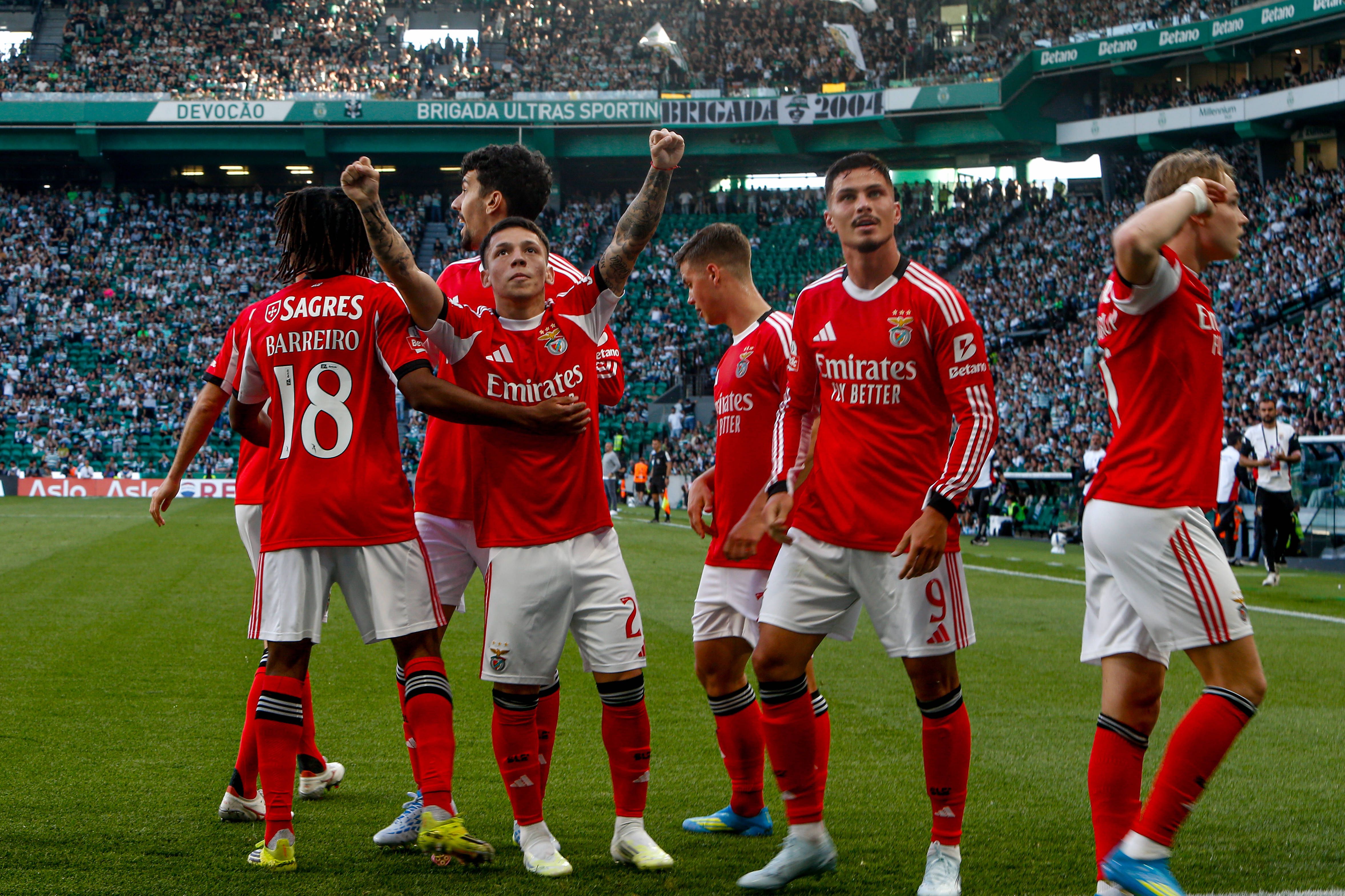 Jogadores do Benfica festejam golo marcado ao Sporting - Foto: Miguel Nunes