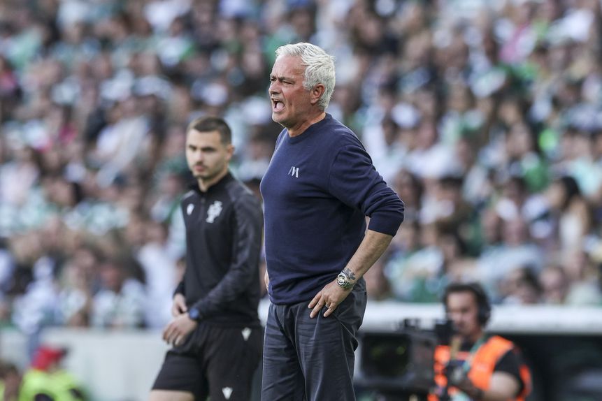 Mourinho no banco do Benfica em Alvalade - Foto: MIGUEL A. LOPES/LUSA