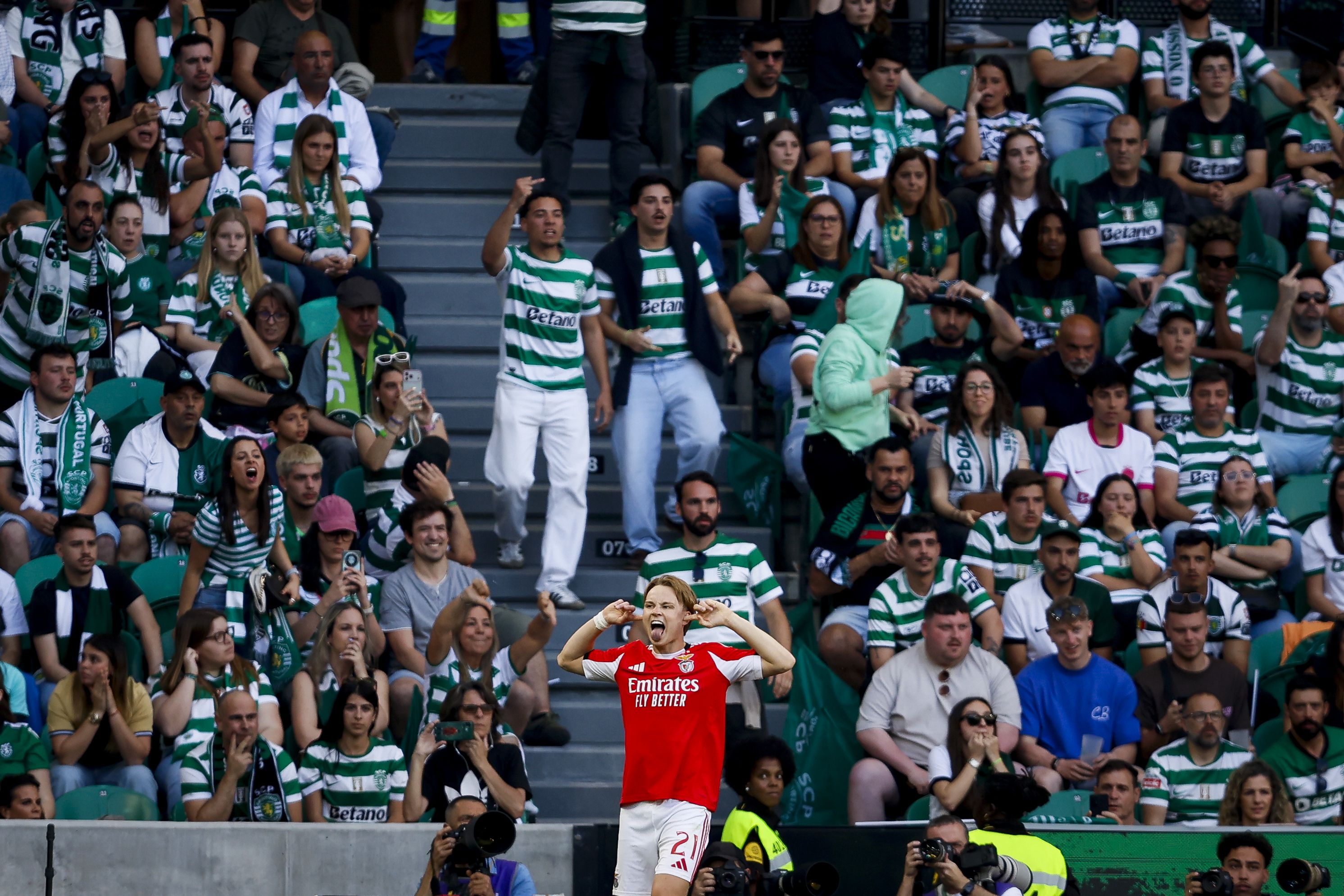 Schjelderup festeja o golo marcado ao Sporting