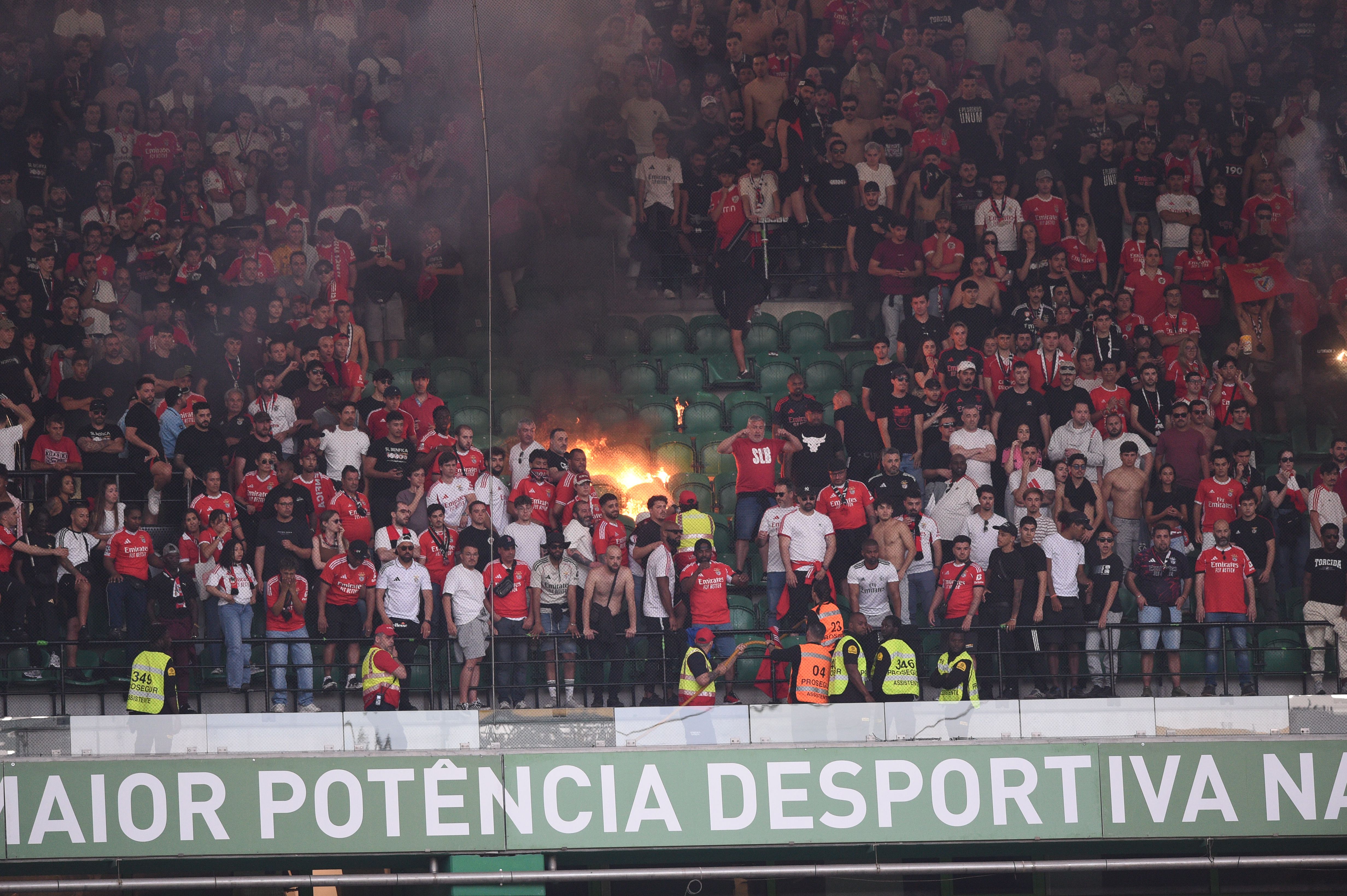 Adeptos do Benfica incendiaram parte da bancada em Alvalade - Foto: Sérgio Miguel Santos