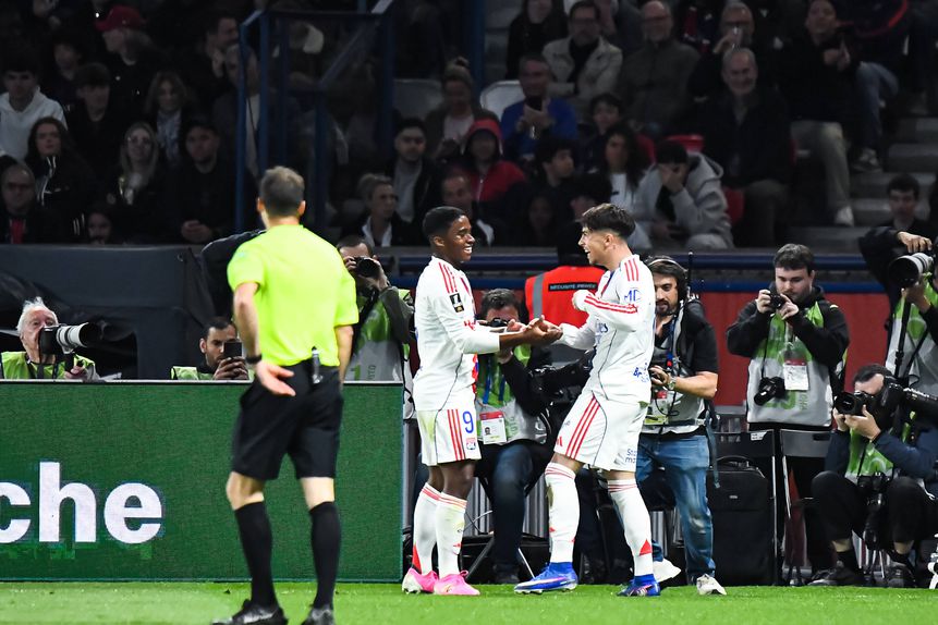 Endrick e Afonso Moreira construíram os lances dos golos que deram a vitória ao Lyon no Parque dos Príncipes - FOTO: Imago
