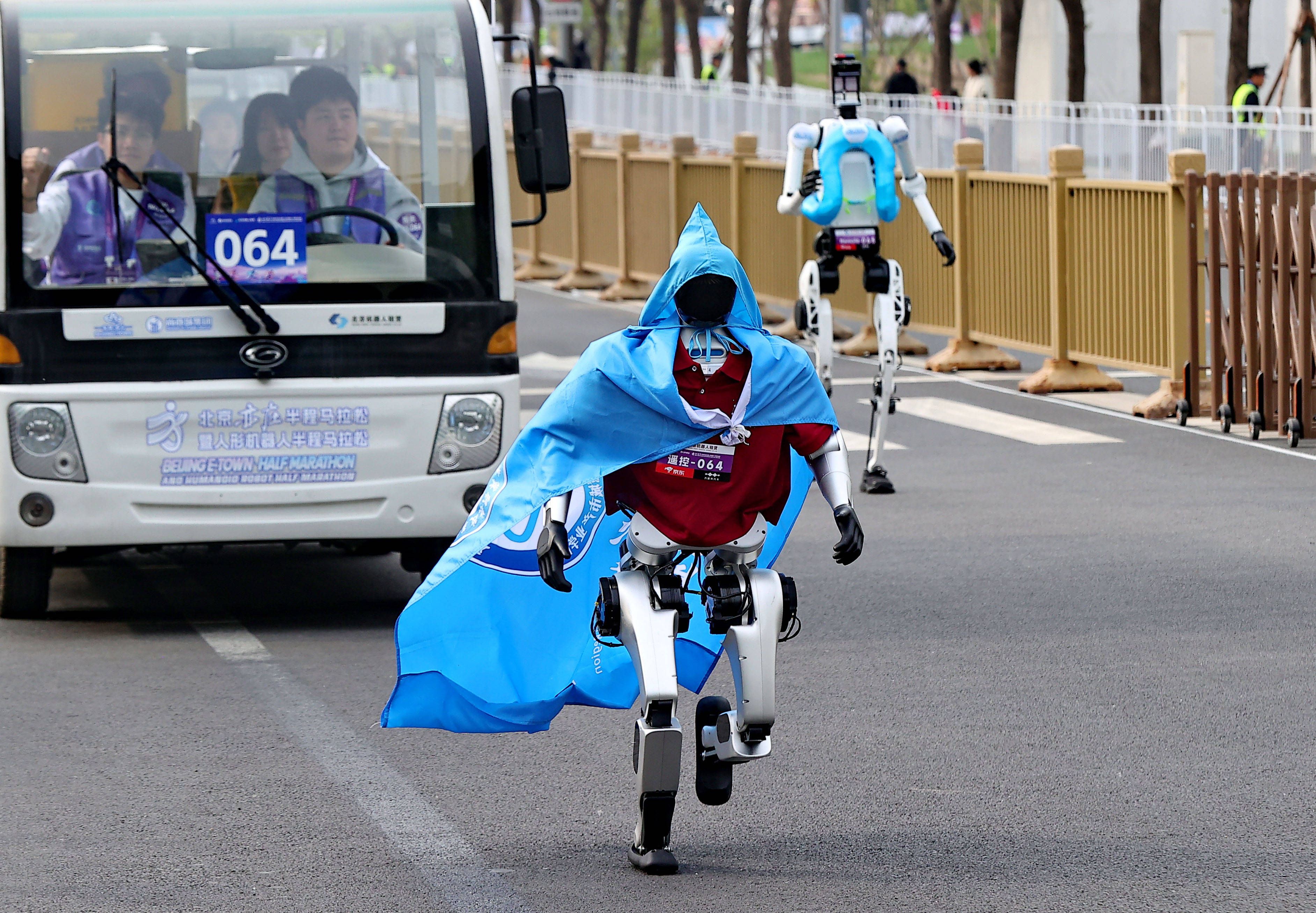 Robôs humanoides competem em meia-maratona em Pequim - foto: Imago