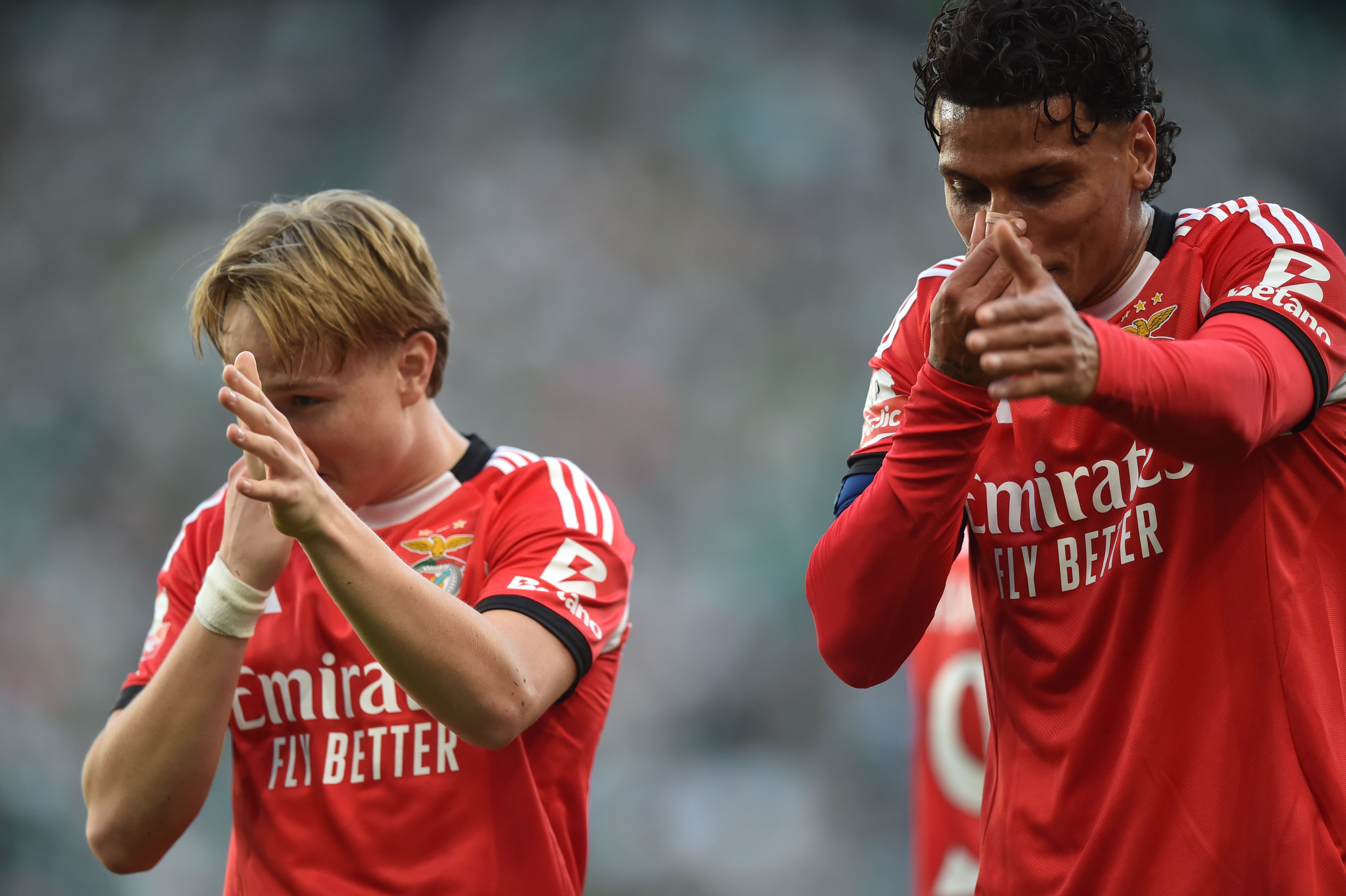 Schjelderup e Ríos celebram golo do Benfica frente ao Sporting - Foto: Miguel Nunes