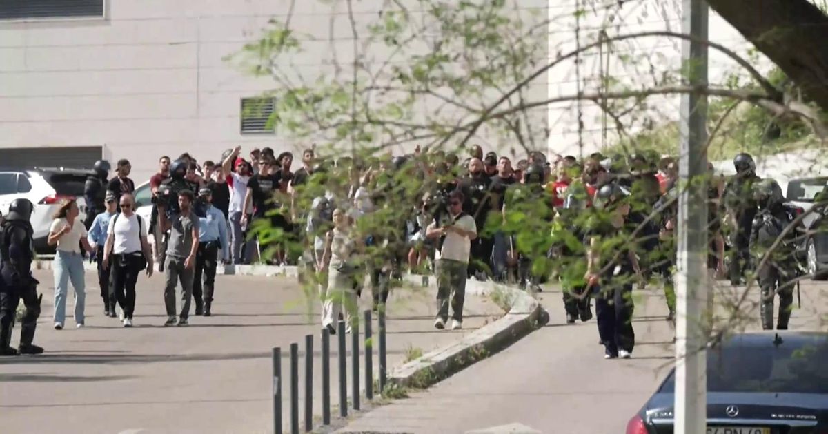Sons de 'very light' na chegada dos primeiros adeptos do Benfica