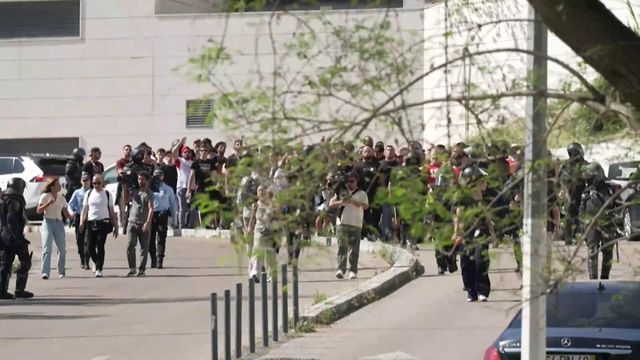 Sons de 'very light' na chegada dos primeiros adeptos do Benfica