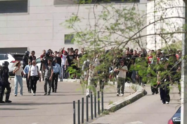 Sons de 'very light' na chegada dos primeiros adeptos do Benfica