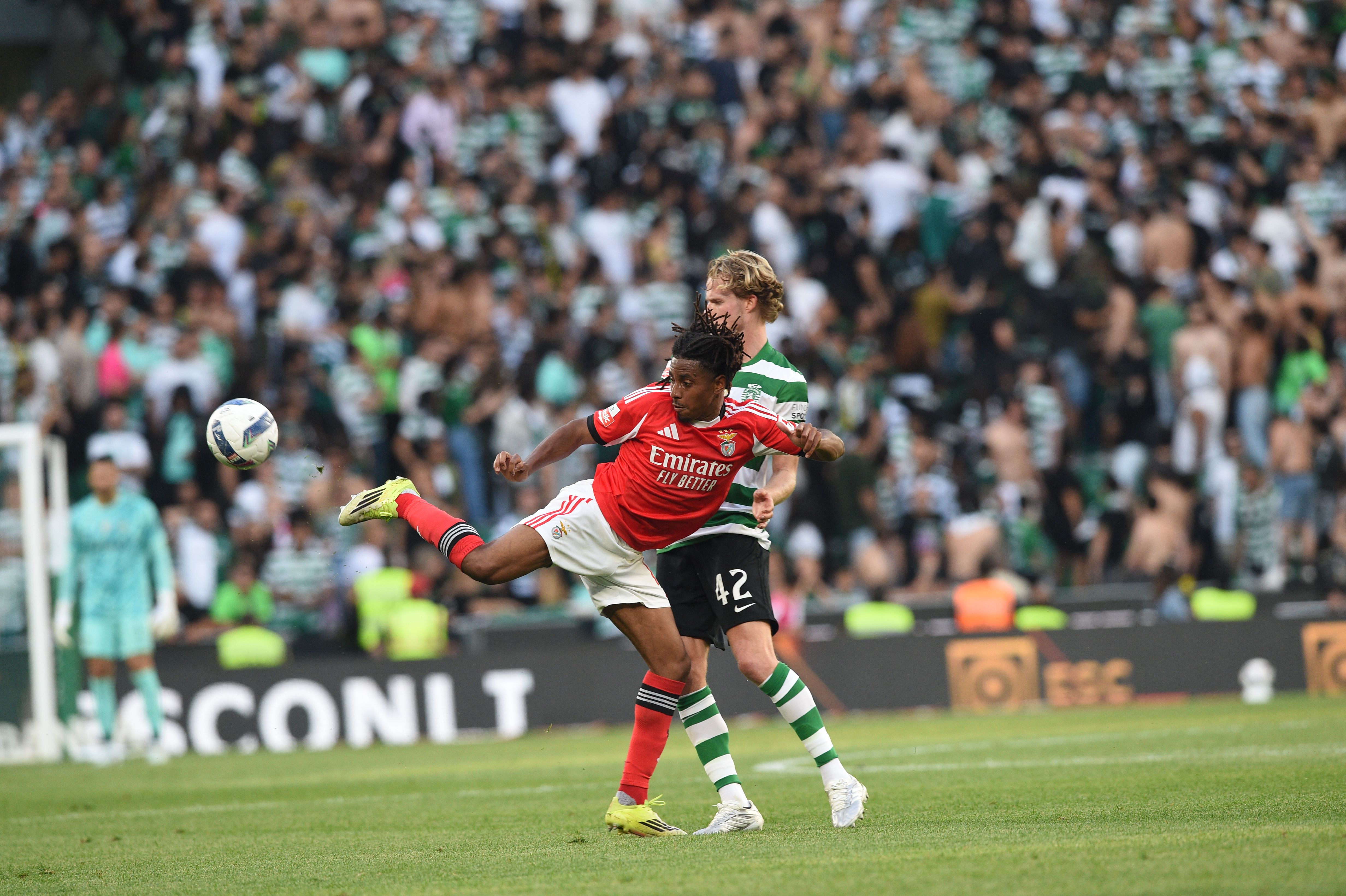 Barreiro em duelo com Hjulmand - Foto: Sérgio Miguel Santos