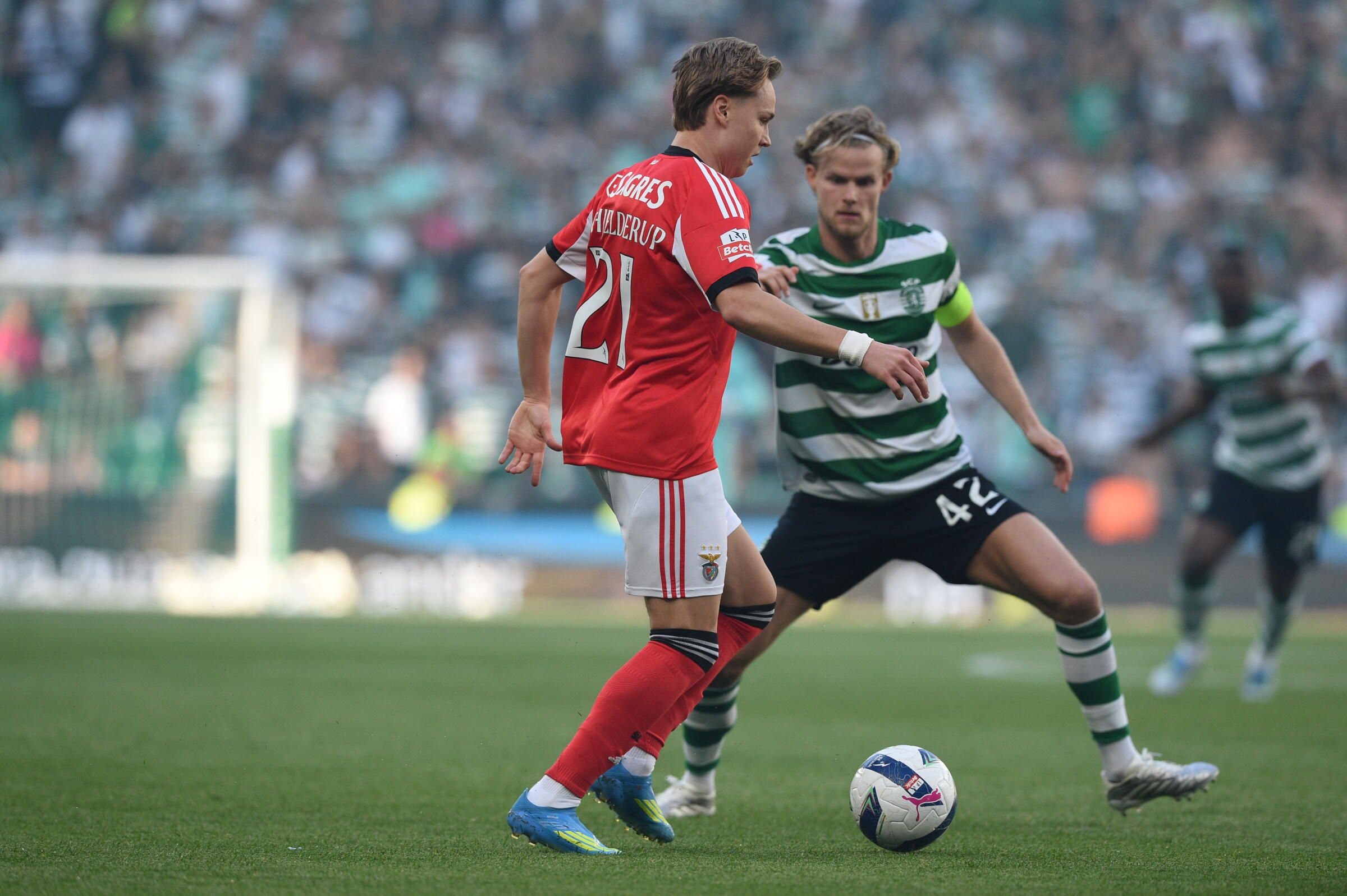 Schjelderup conduz a bola diante de Hjulmand - Foto: Sérgio Miguel Santos