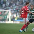 Schjelderup conduz a bola diante de Hjulmand - Foto: Sérgio Miguel Santos