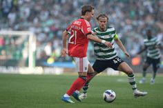 Schjelderup conduz a bola diante de Hjulmand - Foto: Sérgio Miguel Santos