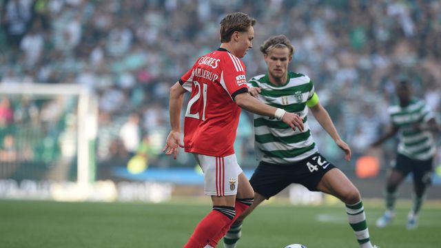 Schjelderup conduz a bola diante de Hjulmand - Foto: Sérgio Miguel Santos