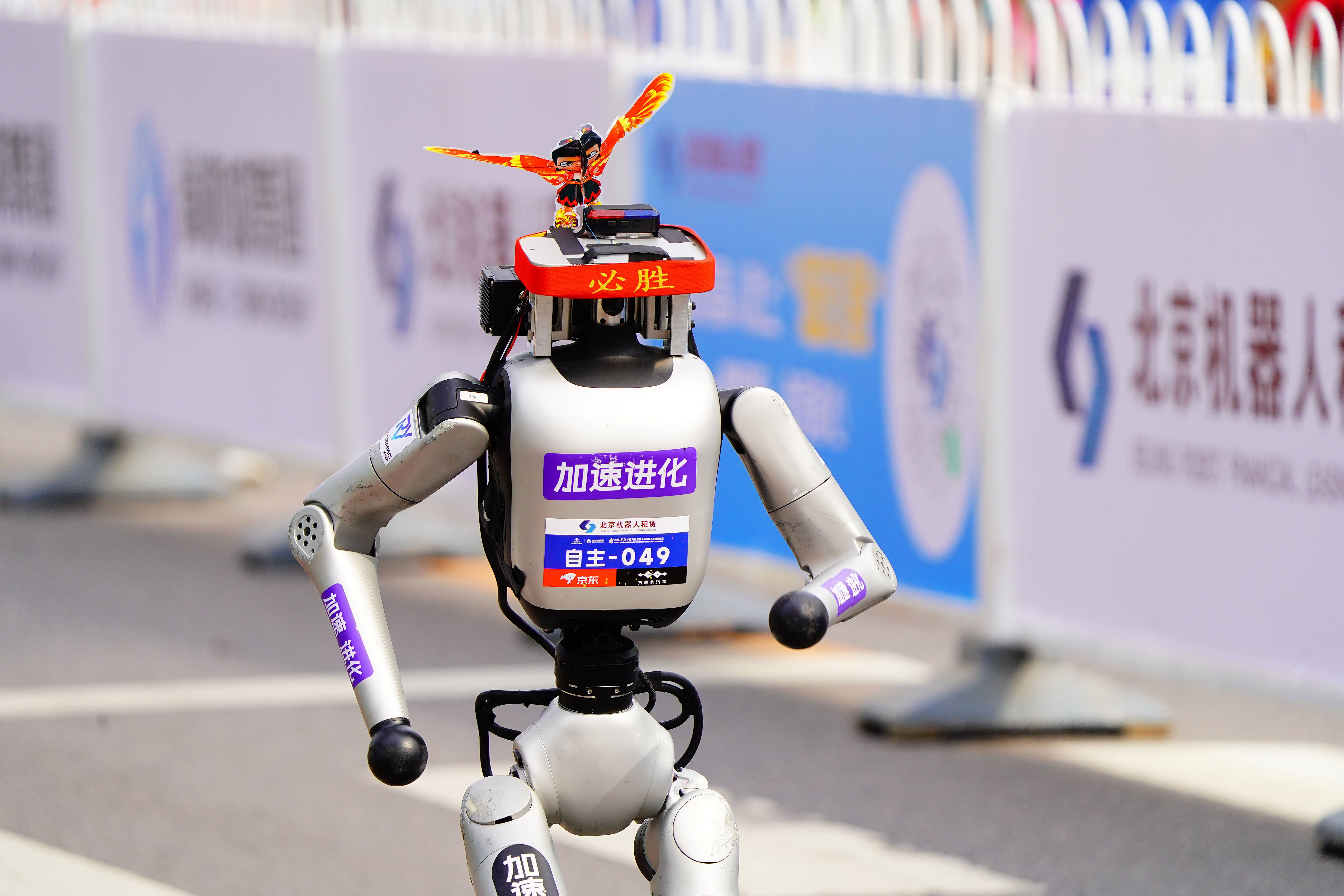 Robôs humanoides competem em meia-maratona em Pequim - foto: Imago