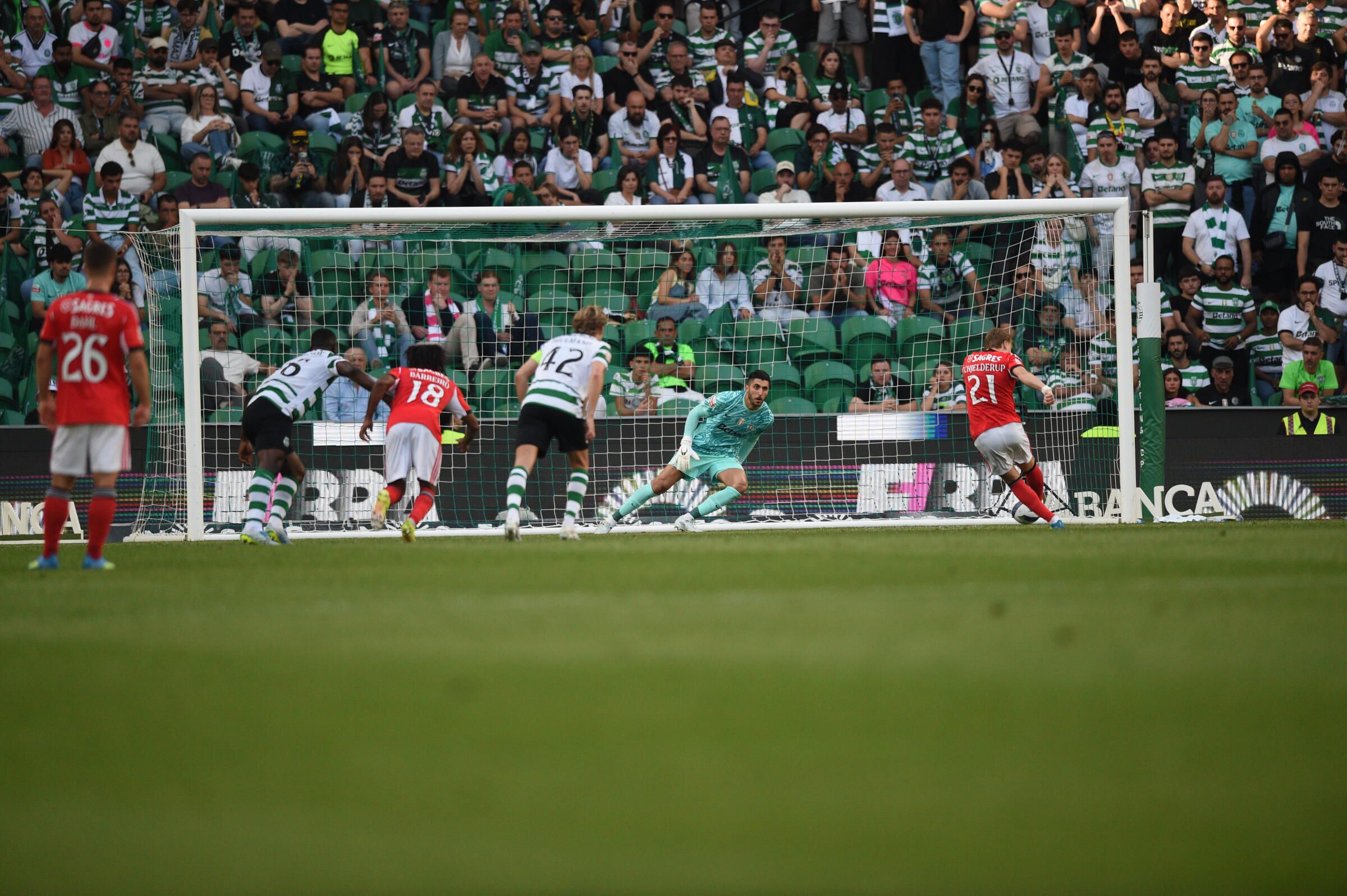 Schjelderup converte penálti diante do Sporting - Foto: Sérgio Miguel Santos